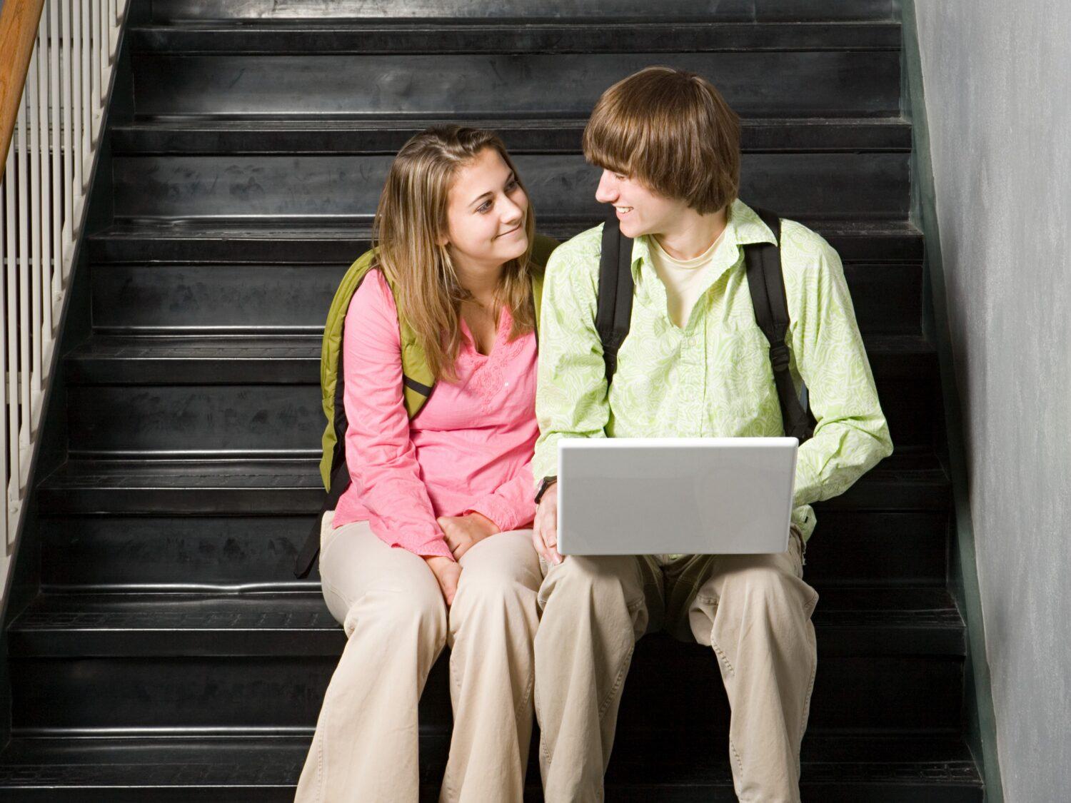 Radíme si: Teenageri a ich prvé vzťahy – ako na to?