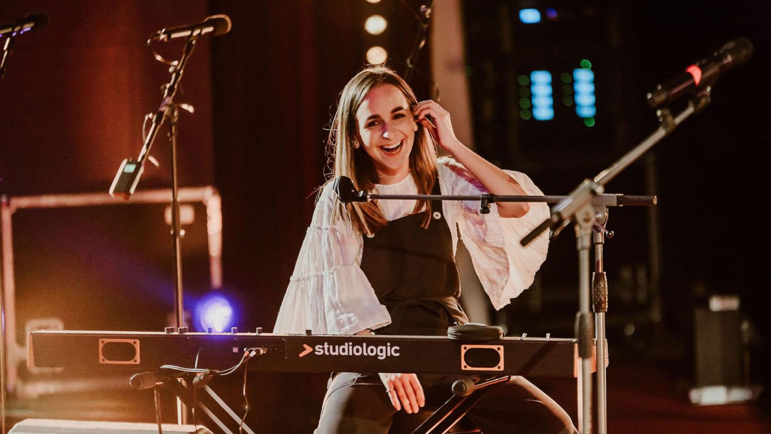 Slávka Tkáčová predstavila domáci klip k energickej novinke V nás