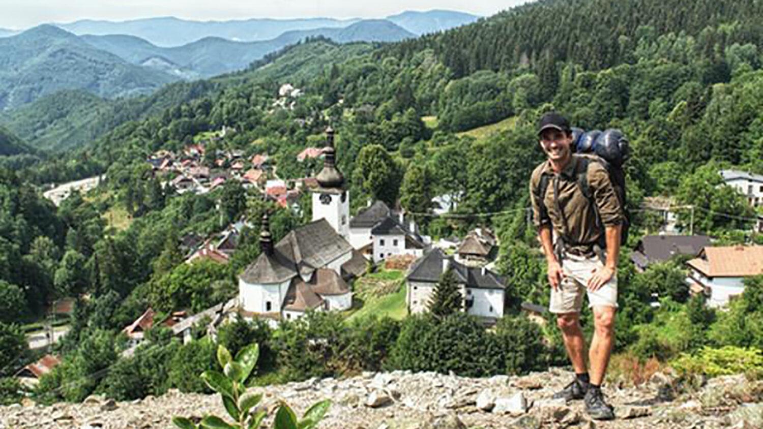 Slovák, ktorý ide pešo z Košíc do Bratislavy, má za sebou polovicu cesty