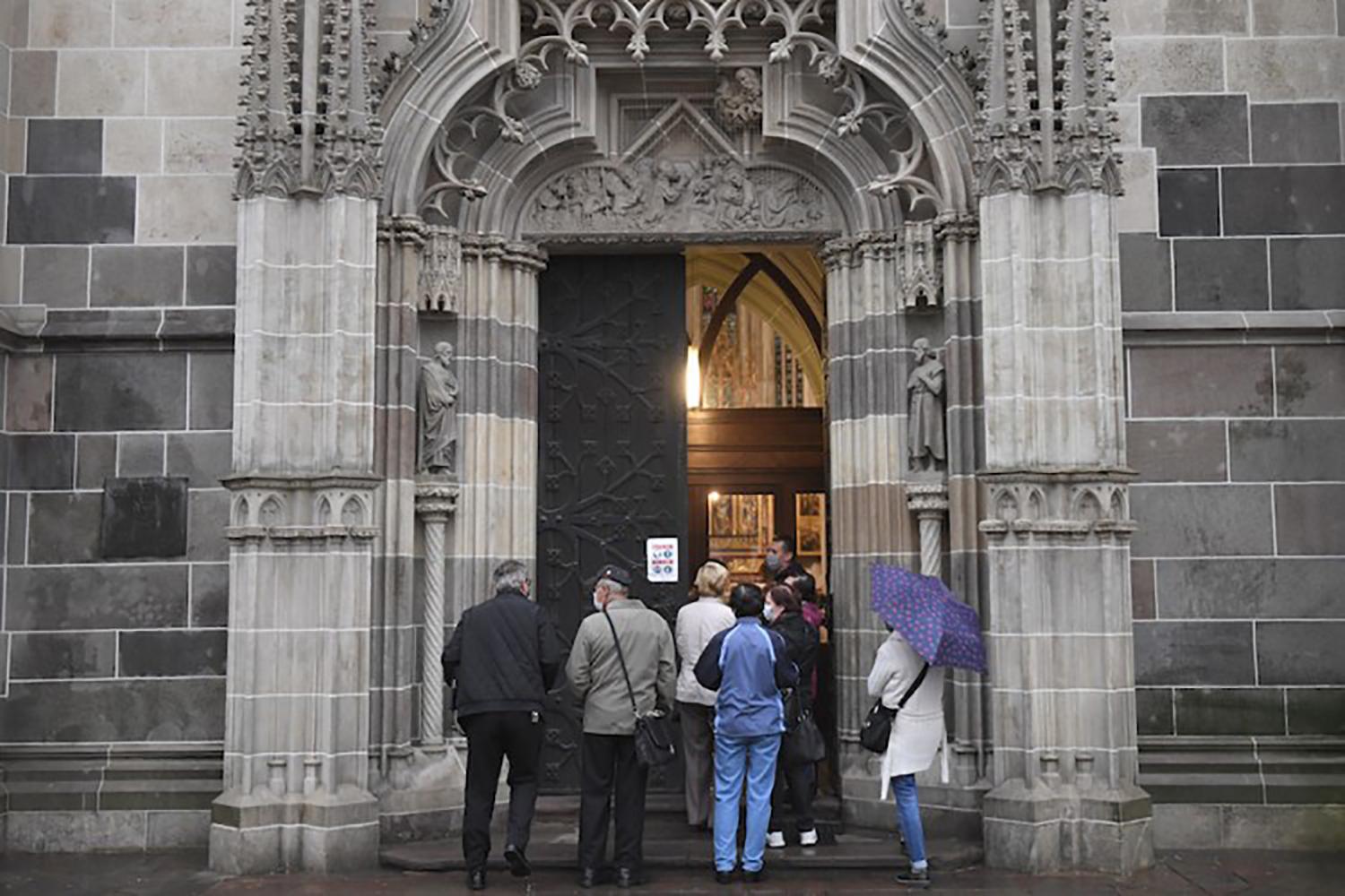 Neverme bludom, že v kostoloch sme voči vírusom imúnni